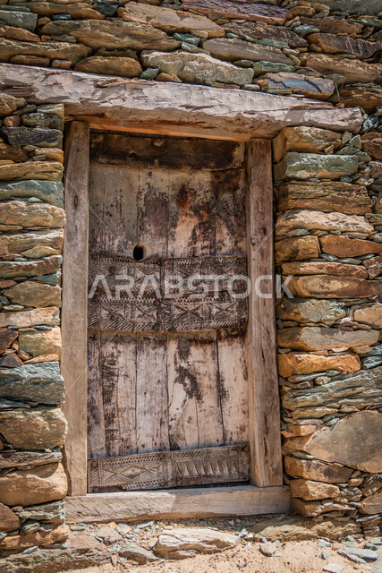 النوافذ والأبواب الخشبية، البيوت والمباني الحجرية الأثرية، قلعة بخروش بن العص في منطقة الباحة، القلاع التراثية المشيدة من الحجارة، الفن الهندسي المعماري على الطراز القديم، المعالم السياحية المشهورة في المملكة العربية السعودية