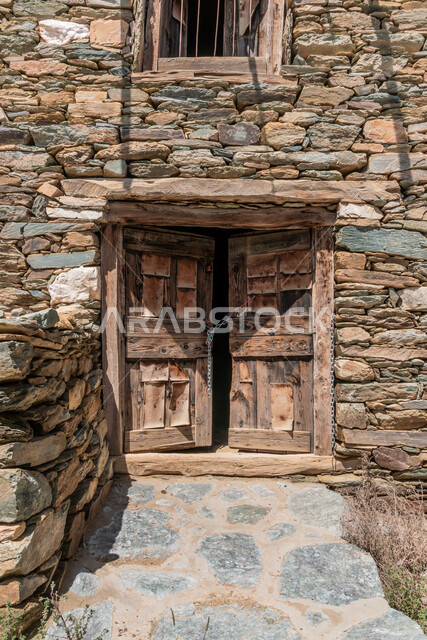 النوافذ والأبواب الخشبية، البيوت والمباني الحجرية الأثرية، قلعة بخروش بن العص في منطقة الباحة، القلاع التراثية المشيدة من الحجارة، الفن الهندسي المعماري على الطراز القديم، المعالم السياحية المشهورة في المملكة العربية السعودية