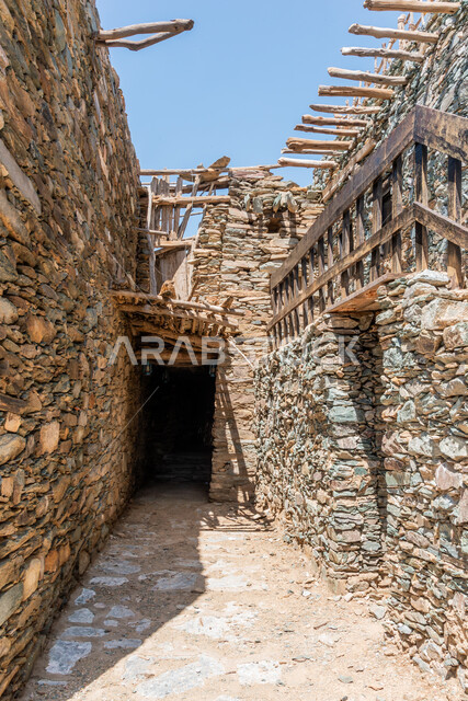 النوافذ والأبواب الخشبية، البيوت والمباني الحجرية الأثرية، قلعة بخروش بن العص في منطقة الباحة، القلاع التراثية المشيدة من الحجارة، الفن الهندسي المعماري على الطراز القديم، المعالم السياحية المشهورة في المملكة العربية السعودية