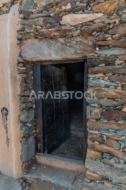 النوافذ والأبواب الخشبية، البيوت والمباني الحجرية الأثرية، قلعة بخروش بن العص في منطقة الباحة، القلاع التراثية المشيدة من الحجارة، الفن الهندسي المعماري على الطراز القديم، المعالم السياحية المشهورة في المملكة العربية السعودية