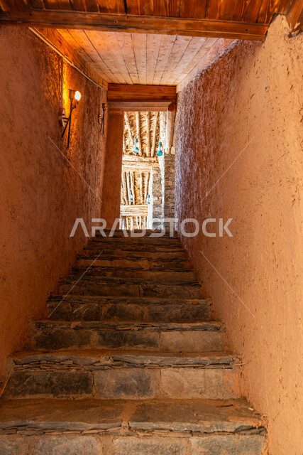 الفوانيس المضيئة داخل القلاع التراثية المشيدة من الحجارة، الفن الهندسي المعماري على الطراز القديم، قلعة بخروش بن العص في منطقة الباحة، البيوت والمباني الحجرية الأثرية، المعالم السياحية المشهورة في المملكة العربية السعودية