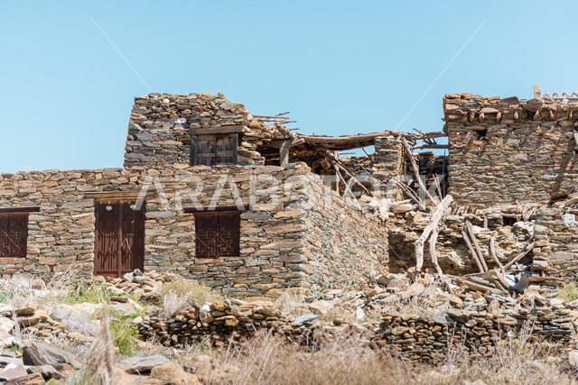 الفن الهندسي المعماري على الطراز القديم، النباتات والأعشاب البرية، القلاع التراثية المشيدة من الحجارة، قلعة بخروش بن العص في منطقة الباحة، البيوت والمباني الحجرية الأثرية، المعالم السياحية المشهورة في المملكة العربية السعودية