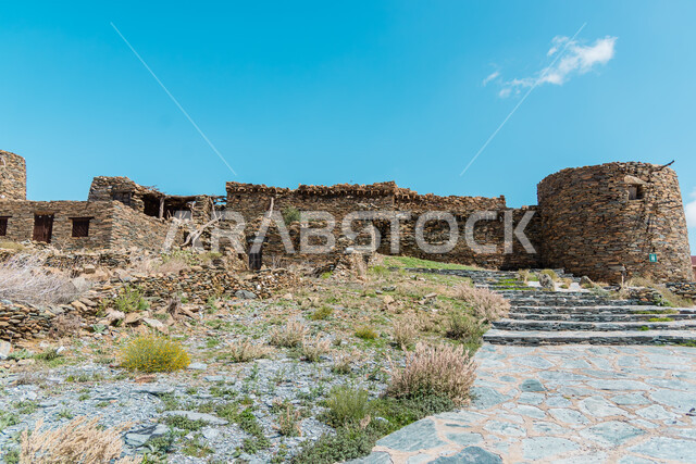 الفن الهندسي المعماري على الطراز القديم، النباتات والأعشاب البرية، القلاع التراثية المشيدة من الحجارة، قلعة بخروش بن العص في منطقة الباحة، البيوت والمباني الحجرية الأثرية، المعالم السياحية المشهورة في المملكة العربية السعودية