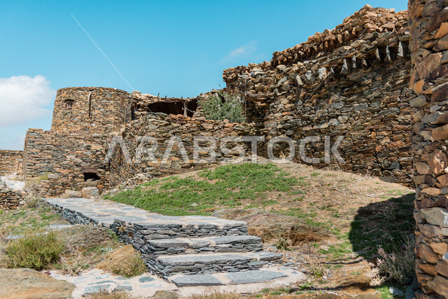 الفن الهندسي المعماري على الطراز القديم، النباتات والأعشاب البرية، القلاع التراثية المشيدة من الحجارة، قلعة بخروش بن العص في منطقة الباحة، البيوت والمباني الحجرية الأثرية، المعالم السياحية المشهورة في المملكة العربية السعودية