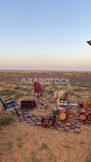 أباريق الشاي ودلال القهوة النحاسية على شعلة من النار، الاستمتاع بالمشروبات الساخنة في الشتاء البارد، كرم الضيافه وحسن الاستقبال، الكشتات البرية العربية الشعبية، أجواء التخييم في براري المملكة العربية السعودية