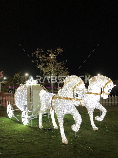 مجسمات وشتلات متميزة في مهرجان الزهور، أماكن جذب واستقطاب السائحين، منتزه الردف في مدينة الطائف، مجسم العربة والأحصنة المضيء على المروج الخضراء، منتزهات وحدائق مشهورة بالمملكة العربية السعودية