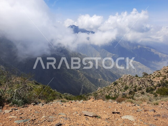 منظر الغيوم البيضاء في اجواء فصل الصيف في عسير، التشكيلات والتكوينات الجبلية الصخرية في مدينة ابها في المملكة العربية السعودية، مدن وأماكن سياحية طبيعية، نمو الأعشاب البرية والنباتات الخضراء في القمم والمرتفعات
