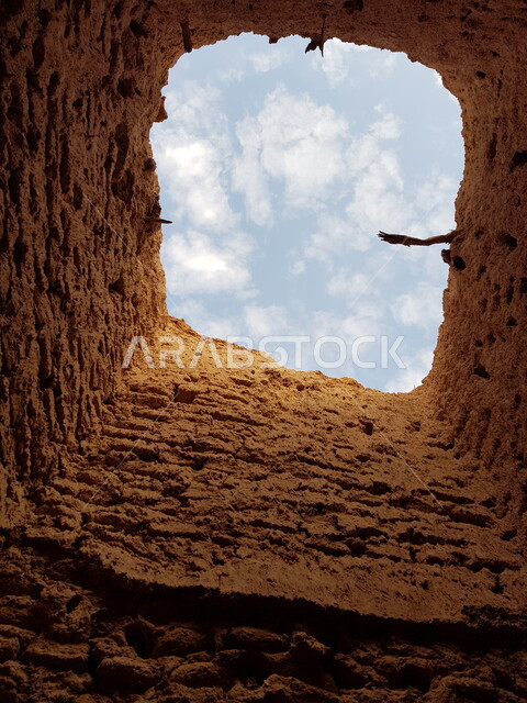  أثار قديمة في القرى التاريخية، المعالم التراثية في محافظة الزلفي في مدينة الرياض، أماكن ومناطق سياحية في المملكة العربية السعودية، بقايا برج المراقية المبني من الطوب والطين في بلدة العقلة الأثرية