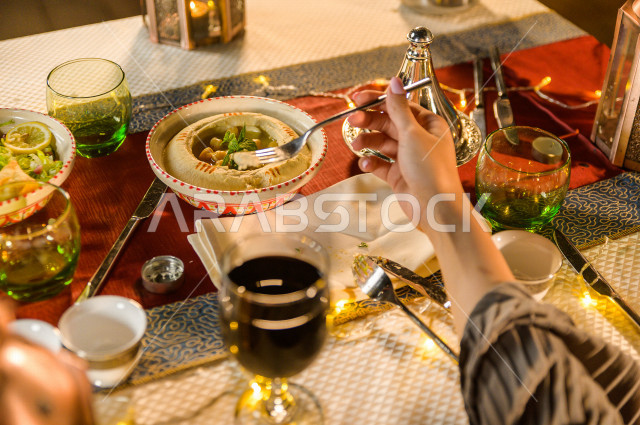 أشهى المأكولات العربية الرمضانية السعودية على طاولة  الإفطار ,  رمضان كريم , افطار صائم عند أذان المغرب , 