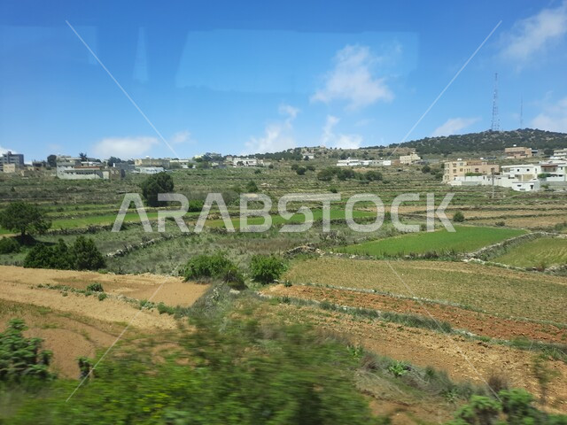  الحقول والواحات الزراعية والنباتات الخضراء في جبال عسير، منظر السحب والغيوم البيضاء في السماء، القمم والمرتفعات الجبلية في مدينة ابها، مدن وأماكن سياحية طبيعية في المملكة العربية السعودية