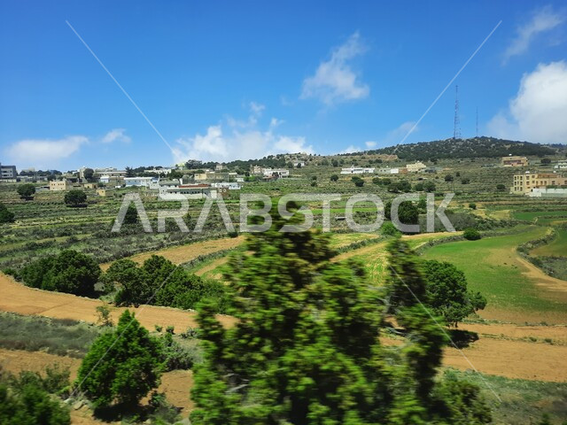  الحقول والواحات الزراعية والنباتات الخضراء في جبال عسير، منظر السحب والغيوم البيضاء في السماء، القمم والمرتفعات الجبلية في مدينة ابها، مدن وأماكن سياحية طبيعية في المملكة العربية السعودية