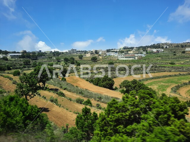  الحقول والواحات الزراعية والنباتات الخضراء في جبال عسير، منظر السحب والغيوم البيضاء في السماء، القمم والمرتفعات الجبلية في مدينة ابها، مدن وأماكن سياحية طبيعية في المملكة العربية السعودية