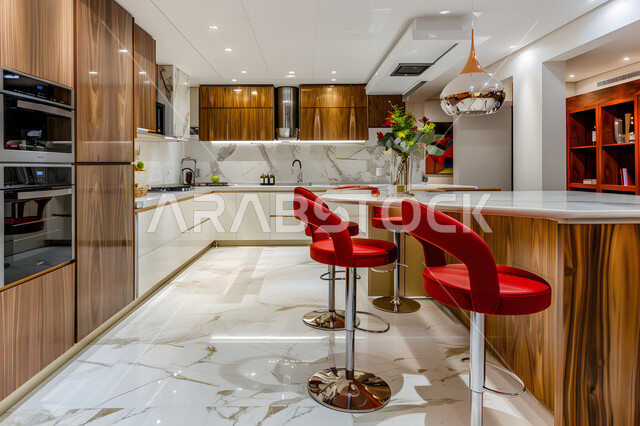 أدوات كهربائية متطورة بتقنيات عالية، مطبخ بخزائن خشبية، فنون الهندسة المعمارية المتميزة الحديثة، ديكورات داخلية عصرية فاخرة، شقق وفلل سكنية في المملكة العربية السعودية، الطراز الفني الراقي في الأثاث المنزلي، طاولة وكراسي باللون الأحمر