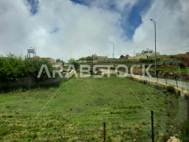 الواحات الزراعية والحقول والنباتات الخضراء في جبال عسير، منظر السحب والغيوم البيضاء في السماء، القمم والمرتفعات الجبلية في مدينة ابها، مدن وأماكن سياحية طبيعية في المملكة العربية السعودية، القرى السكنية والبيوت والمنازل المبنية أعلى الجبل