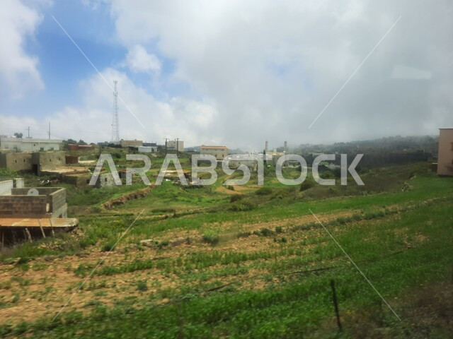 الواحات الزراعية والحقول والنباتات الخضراء في جبال عسير، منظر السحب والغيوم البيضاء في السماء، القمم والمرتفعات الجبلية في مدينة ابها، مدن وأماكن سياحية طبيعية في المملكة العربية السعودية، القرى السكنية والبيوت والمنازل المبنية أعلى الجبل