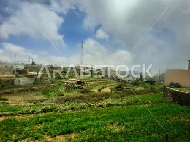 الواحات الزراعية والحقول والنباتات الخضراء في جبال عسير، منظر السحب والغيوم البيضاء في السماء، القمم والمرتفعات الجبلية في مدينة ابها، مدن وأماكن سياحية طبيعية في المملكة العربية السعودية، القرى السكنية والبيوت والمنازل المبنية أعلى الجبل