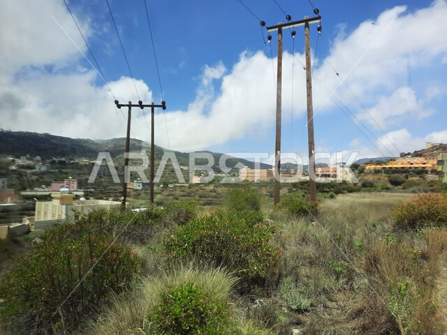المدرجات الزراعية والحقول والنباتات الخضراء في جبال عسير، منظر السحب والغيوم البيضاء في السماء، القمم والمرتفعات الجبلية في مدينة ابها، مدن وأماكن سياحية طبيعية في المملكة العربية السعودية، القرى السكنية والبيوت والمنازل المبنية أعلى الجبل