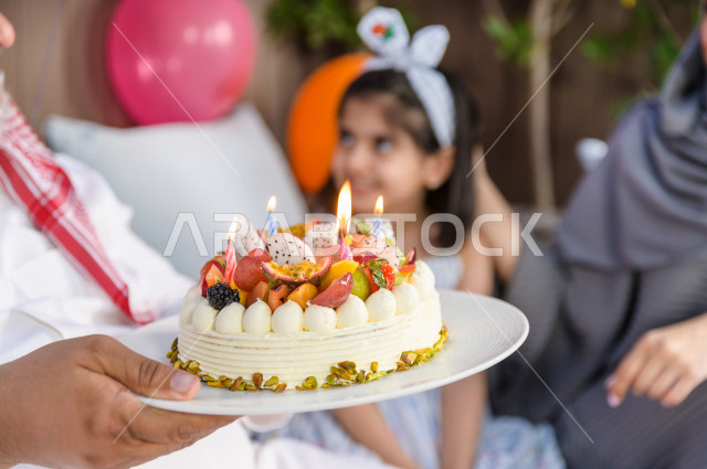 أجمل اللحظات العائلية السعيدة برفقة الجد , احتفالا بعيد الميلاد , عائلة خليجية سعودية تحتفل بقدوم العيد .