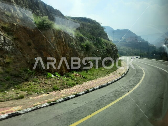 الشوارع والطرق الاسفلتية المعبدة وتحسين البنية التحتية في القرى، القمم والمرتفعات الجبلية في مدينة ابها، مدن وأماكن سياحية طبيعية في المملكة العربية السعودية، طرقات السفر السريعة أعلى جبال عسير