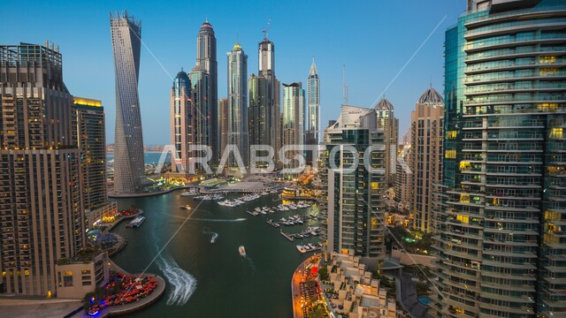 الفن الهندسي المعماري للمباني والمنشآت السكنية والتجارية المطلة على البحر، صورة جوية للأبراج وناطحات السحاب في إمارة دبي السياحية، الواجهة البحرية على ساحل الخليج العربي، التقدم والتوسع العمراني في دولة الإمارات العربية المتحدة