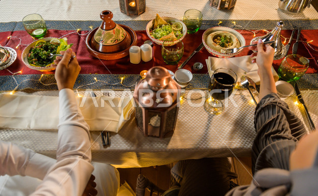 أشهى المأكولات العربية الرمضانية السعودية على طاولة  الإفطار ,  رمضان كريم , افطار صائم عند أذان المغرب , 