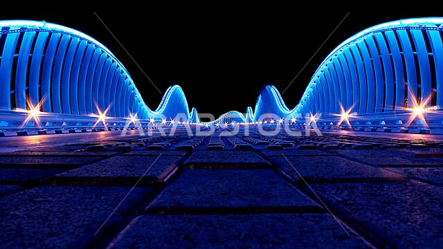 جسر الميدان المضاء باللون الأزرق في الليل, الاهتمام بالبنية التحتية والتقدم العمراني في الامارات العربية المتحدة, جسور ومعالم مدينة دبي المشهورة، التطور الهندسي المعماري في إمارة دبي