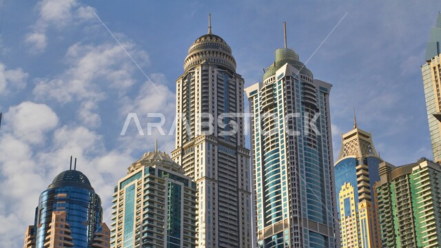 أبراج دبي مارينا في شارع الممشى، التطور والتقدم الهندسي المعماري لناطحات السحاب في الامارات العربية المتحدة، الفنادق والمنتجعات السكنية والتجارية الفاخرة في إمارة دبي في النهار