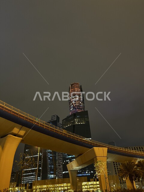 الفن الهندسي المعماري للابراج المالية والاقتصادية، اماكن ومعالم  مشهورة في المملكة العربية السعودية، صورة مقربة لخط قطار مترو مدينة الرياض امام مركز الملك عبدالله المالي (كافد)، شبكة المواصلات والحركة المرورية في العاصمة