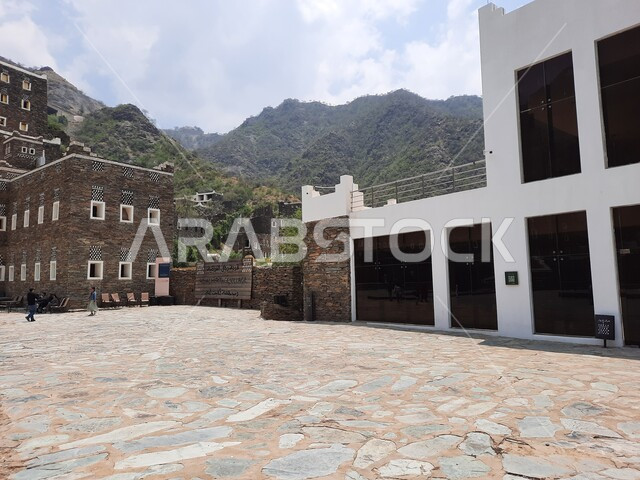 التضاريس والمرتفعات الجبلية في المملكة العربية السعودية، قرية رجال ألمع التاريخية الأثرية بمنطقة عسير، معالم و أماكن تراثية سياحية مشهورة، الفن الهندسي المعماري للمباني على الطراز القديم، مبنى حجري بنوافذ خشبية