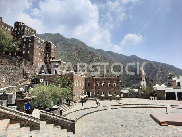 جذب واستقطاب السياح من أنحاء العالم، الاهتمام بزراعة الأشجار الخضراء، أبنية حجرية بنوافذ خشبية، الفن الهندسي المعماري للمباني على الطراز القديم في مدينة أبها، معالم وأماكن سياحية مشهورة في المملكة العربية السعودية، قرية رجال ألمع الأثرية في منطقة عسير