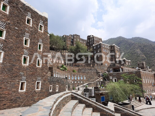 الاهتمام بزراعة الأشجار الخضراء، أبنية حجرية بنوافذ خشبية، الفن الهندسي المعماري للمباني على الطراز القديم في مدينة أبها، معالم وأماكن سياحية مشهورة في المملكة العربية السعودية، قرية رجال ألمع الأثرية في منطقة عسير، جذب واستقطاب السياح من أنحاء العالم