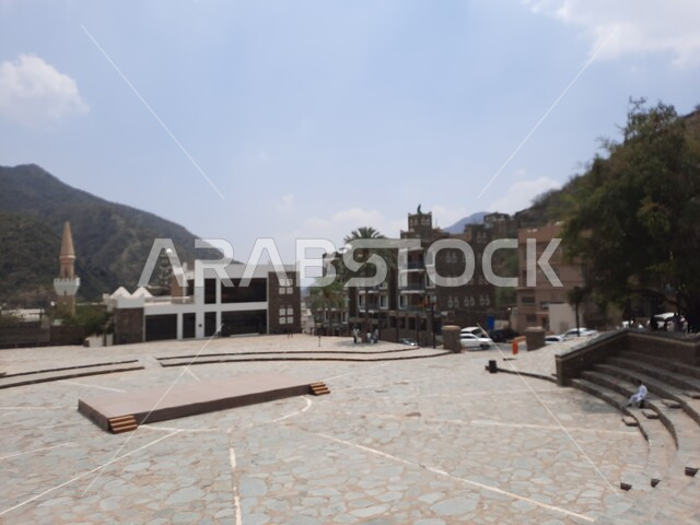 جذب واستقطاب السياح من أنحاء العالم، الاهتمام بزراعة الأشجار الخضراء، أبنية حجرية بنوافذ خشبية، الفن الهندسي المعماري للمباني على الطراز القديم في مدينة أبها، معالم وأماكن سياحية مشهورة في المملكة العربية السعودية، قرية رجال ألمع الأثرية في منطقة عسير