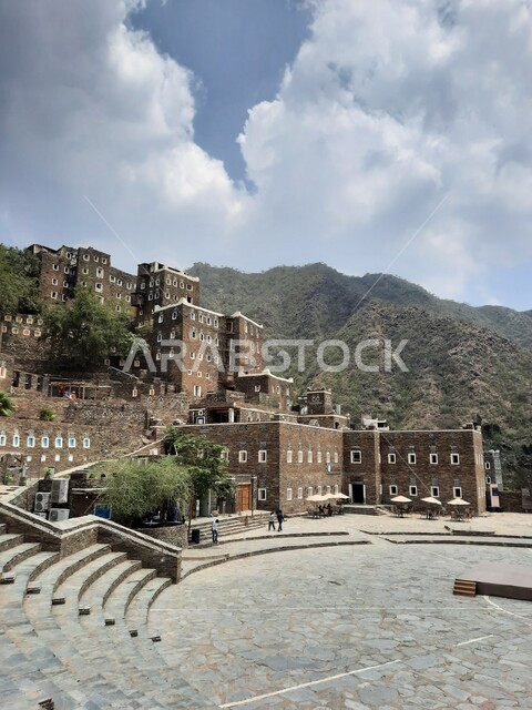 الفن الهندسي المعماري للمباني على الطراز القديم في مدينة أبها، معالم وأماكن سياحية مشهورة في المملكة العربية السعودية، قرية رجال ألمع الأثرية في منطقة عسير، أبنية حجرية بنوافذ خشبية، جذب واستقطاب السياح من أنحاء العالم