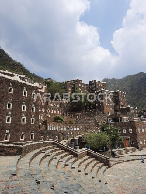 أبنية حجرية بنوافذ خشبية، الفن الهندسي المعماري للمباني على الطراز القديم في مدينة أبها، معالم وأماكن سياحية مشهورة في المملكة العربية السعودية، قرية رجال ألمع الأثرية في منطقة عسير، جذب واستقطاب السياح من أنحاء العالم