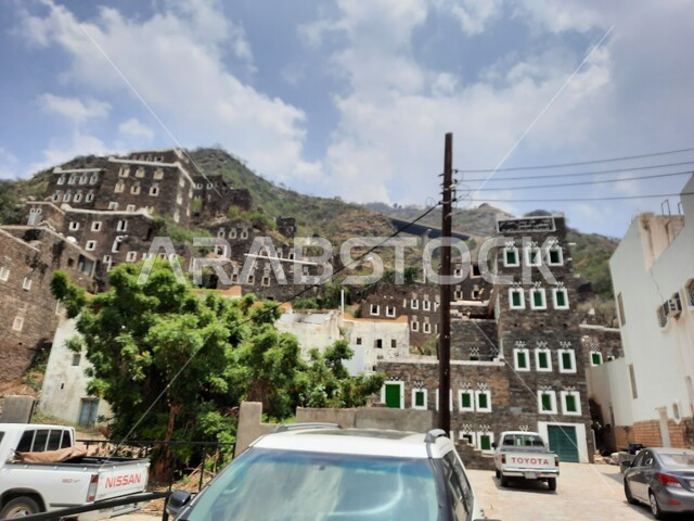 جذب واستقطاب السياح من أنحاء العالم، الاهتمام بزراعة الأشجار الخضراء، أبنية حجرية بنوافذ خشبية، الفن الهندسي المعماري للمباني على الطراز القديم في مدينة أبها، معالم وأماكن سياحية مشهورة في المملكة العربية السعودية، قرية رجال ألمع الأثرية في منطقة عسير