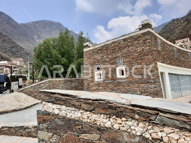 جذب واستقطاب السياح من أنحاء العالم، الاهتمام بزراعة الأشجار الخضراء، صورة مقربة لمبنى حجري بنوافذ خشبية، الفن الهندسي المعماري للمباني على الطراز القديم في مدينة أبها، معالم وأماكن سياحية مشهورة في المملكة العربية السعودية، قرية رجال ألمع الأثرية في منطقة عسير