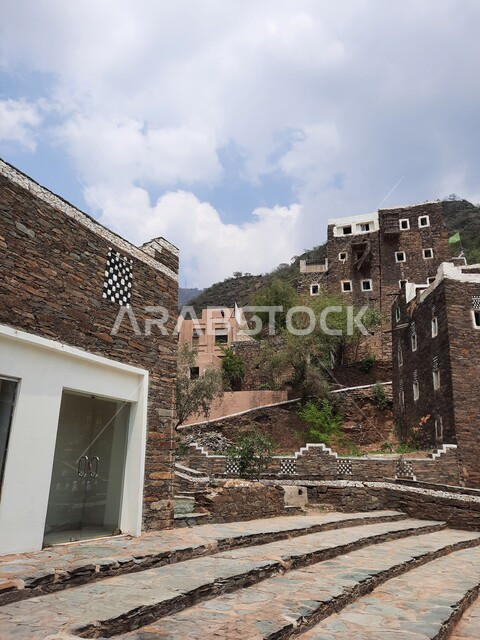 أبنية حجرية بنوافذ خشبية، الفن الهندسي المعماري للمباني على الطراز القديم في مدينة أبها، معالم وأماكن سياحية مشهورة في المملكة العربية السعودية، قرية رجال ألمع الأثرية في منطقة عسير، جذب واستقطاب السياح من أنحاء العالم