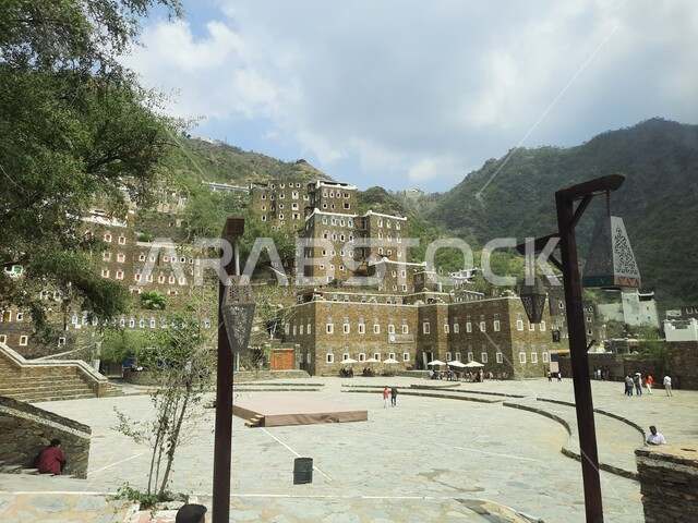 الفن الهندسي المعماري للمباني على الطراز القديم في مدينة أبها، معالم وأماكن سياحية مشهورة في المملكة العربية السعودية، قرية رجال ألمع الأثرية في منطقة عسير، أبنية حجرية بنوافذ خشبية، جذب واستقطاب السياح من أنحاء العالم