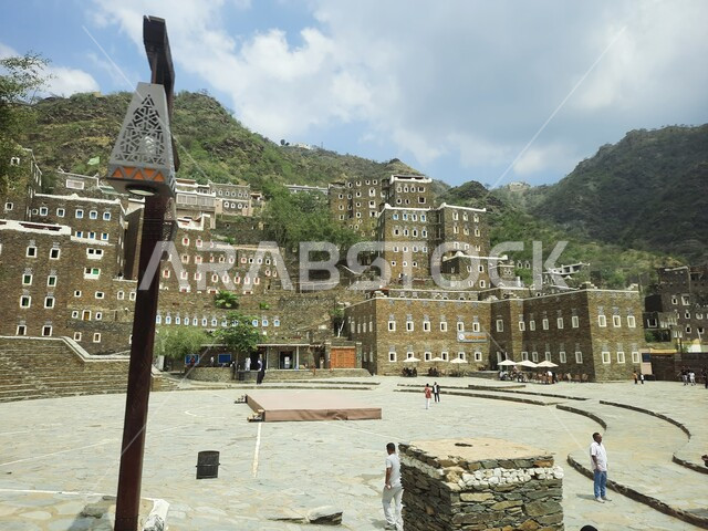 أبنية حجرية بنوافذ خشبية، الفن الهندسي المعماري للمباني على الطراز القديم في مدينة أبها، معالم وأماكن سياحية مشهورة في المملكة العربية السعودية، قرية رجال ألمع الأثرية في منطقة عسير، جذب واستقطاب السياح من أنحاء العالم