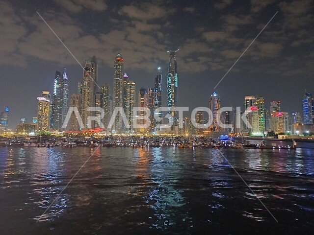 النمو والتقدم والتوسع العمراني، الواجهة البحرية على ساحل الخليج العربي، الفن الهندسي المعماري للمباني والمنشآت المطلة على البحر في وقت الليل، الأبراج وناطحات السحاب في دولة الإمارات العربية المتحدة ، معالم دبي السياحية