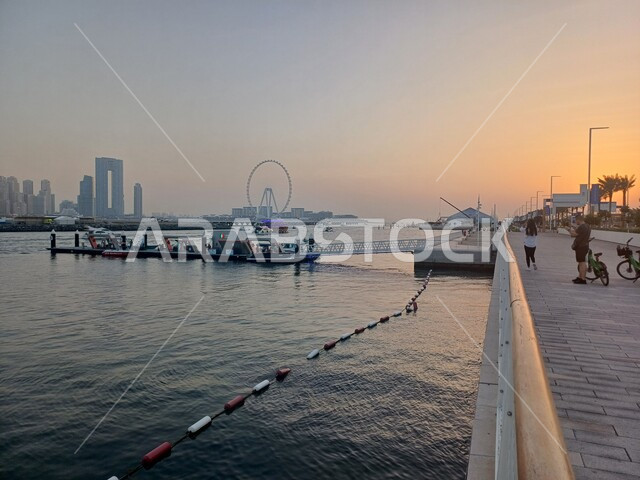 التقدم والنمو والتوسع العمراني، عجلة عين دبي المطلة على البحر وقت الغروب، الفن الهندسي المعماري للمباني والمنشآت ، معالم دبي السياحية، الواجهة البحرية على ساحل الخليج العربي، الأبراج وناطحات السحاب في دولة الإمارات العربية المتحدة 