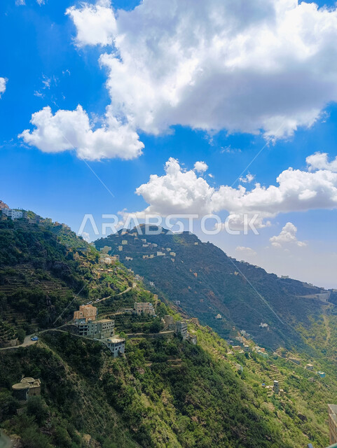 منظر السماء المليئة بالغيوم البيضاء فوق سفوح الجبال، المباني السكنية والبيوت على القمم والمرتفعات الجبلية في محافظة فيفاء، المدرجات الزراعية في السعودية، الأشجار والنباتات الخضراء في مدينة جازان، خلفية الطبيعة