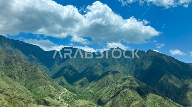 النباتات الطبيعية على القمم والمرتفعات الجبلية، السماء المليئة بالغيوم والسحب البيضاء فوق الجبال في الجنوب، المدرجات الزراعية الخضراء في المملكة العربية السعودية, اماكن ومعالم سياحية طبيعيه في السعودية، خلفية الطبيعة