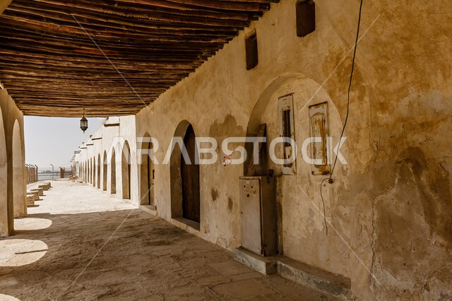 الأبنية الحجرية التراثية، ممر قلعة العقير الأثرية في محافظة الإحساء في المملكة العربية السعودية، الحصون والقلاع في المدن الساحلية، أماكن ومعالم سياحية مشهورة، السقوف الخشبية المبنية على الطراز التاريخي القديم