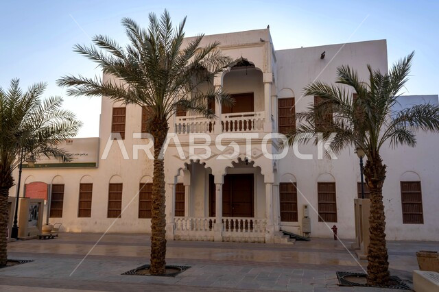 مقصد تراثي وثقافي لجذب السياح من انحاء العالم، معالم اثريه تاريخية في المملكة العربية السعودية، الفن الهندسي المعماري للمدارس على الطراز العربي الاسلامي، البوابة الخارجية للمدرسة الاميرية في الهفوف بمدينة الاحساء