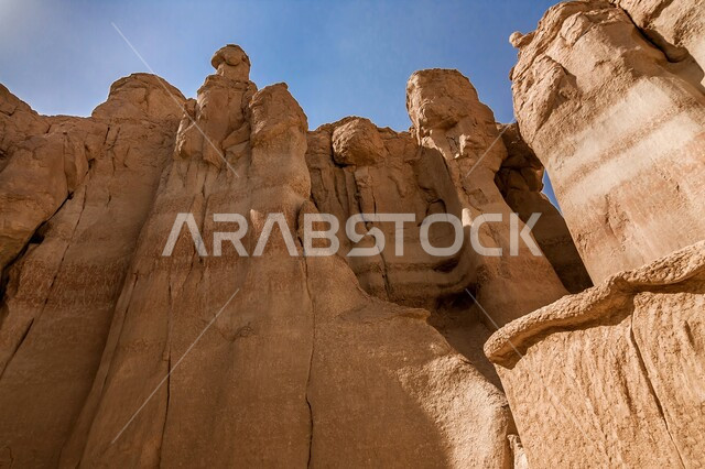 التشكيلات والتكوينات الصخرية في الجبال، منظر السماء الزرقاء فوق التضاريس الطبيعية، القمم والمرتفعات الجبلية في مدينة الاحساء، جبل القارة في السعودية، المعالم التاريخية الأثرية القديمة في المملكة العربية