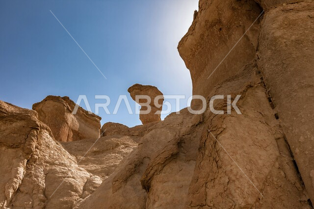 منظر السماء الزرقاء فوق التضاريس الطبيعية، القمم والمرتفعات الجبلية في مدينة الاحساء، التشكيلات والتكوينات الصخرية في الجبال ، جبل القارة في السعودية، المعالم التاريخية الأثرية القديمة في المملكة العربية