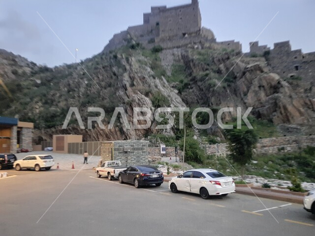المعالم سياحية في المملكة العربية السعودية، الفن الهندسي المعماري للبيوت والمباني الحجرية، قرية ذي العين التاريخية في منطقة الباحة، التكوينات والتشكيلات الصخرية في المناطق الجبلية، موقف السيارات بجانب مبنى تراثي