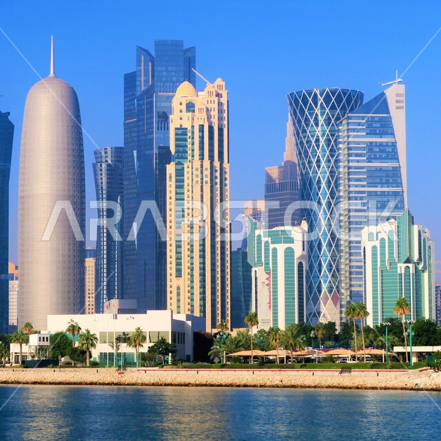 التطور والتقدم العمراني للمنشآت على كورنيش الدوحة, أبراج الدفنة وناطحات السحاب في مدينة قطر ، التصاميم الهندسية المعمارية على الطراز الحديث والمتطور, الفن الهندسي للمنشآت والمباني في النهار, أماكن ومعالم ترفيهية سياحية