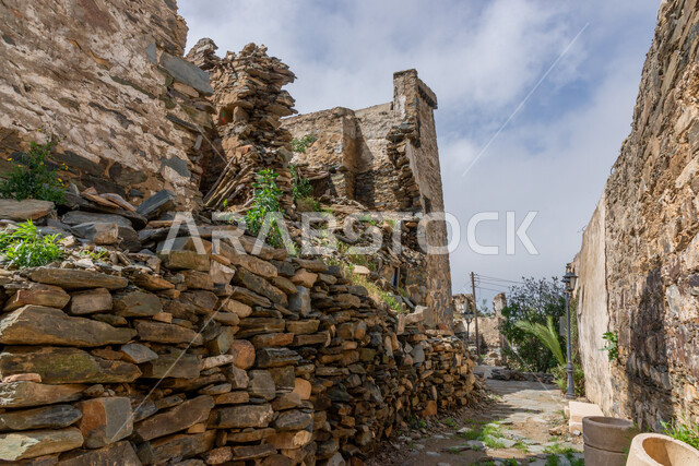 الفن الهندسي المعماري على الطراز القديم، القلاع الأثرية التاريخية المشيدة من الحجارة في مدينة الباحة، البيوت والمباني الحجرية في القرى التراثية، المعالم السياحية المشهورة في المملكة العربية السعودية